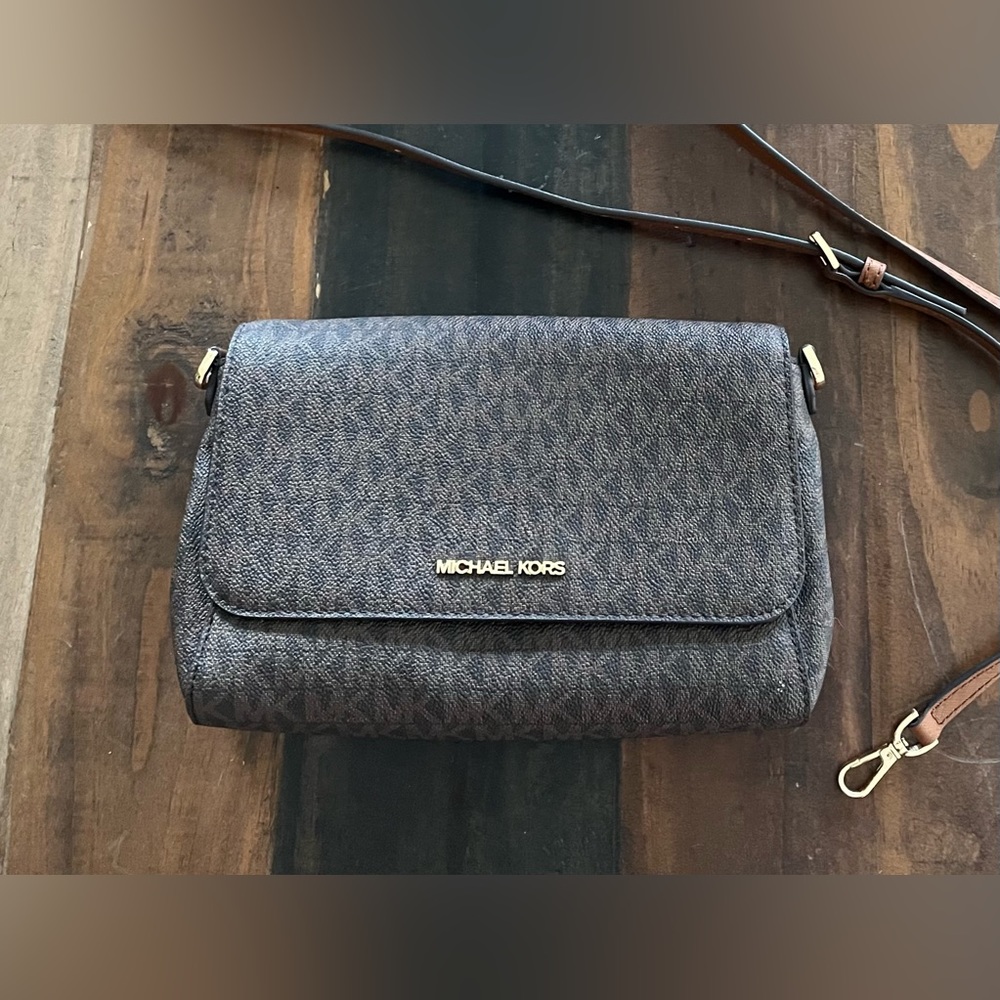 Michael Kors Crossbody clutch
